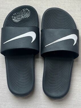 Boy's Nike Slides Black Size 4Y